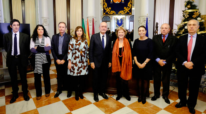 María Tena (en el centro), con el alcalde de Málaga, Francisco de la Torre, y miembros de la organización y el jurado del premio