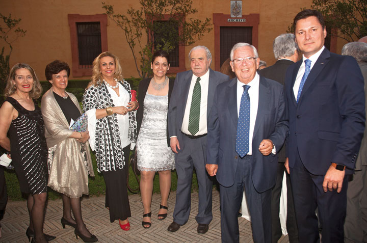 Miembros del Patronato de la Fundación AXA, con Josep Alfonso (a la derecha), director de esta institución.