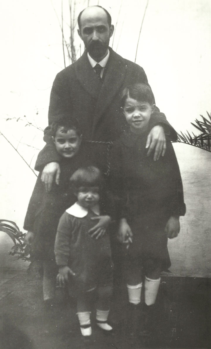 JRJ con sus sobrinos José, Juan Ramón y Francisco en 1920