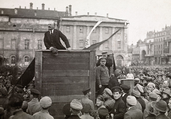 Lenin arenga a las tropas en la plaza del Bolshói de Moscú, en mayo de 1920