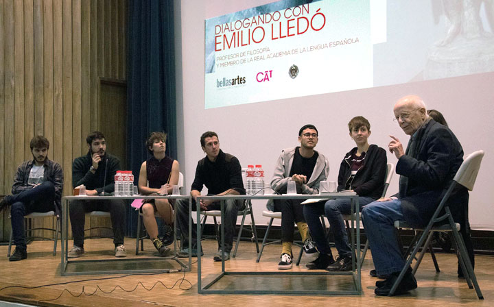 Emilio Lledó con alumnos de la Facultad de Bellas Artes de Madrid