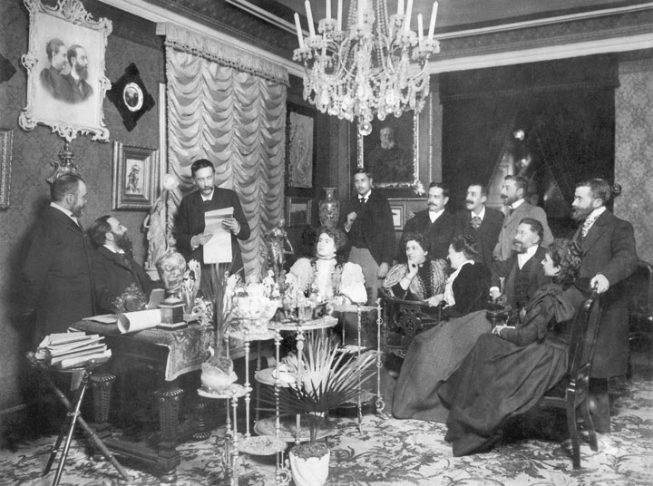 Galdós lee las galeradas de su discurso de ingreso en la Real Academia en los salones del doctor Tolosa Latour, en una fotografía de Christian Franzen de 1897