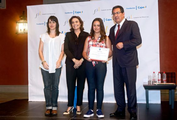 Julia Pariente Domínguez, ganadora por la provincia de Huelva, junto a Carmen Julia Morago, su profesora en el IES San Blas de Aracena.