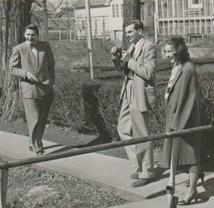 Flannery O’Connor, en su época de alumna del Taller de Escritura de la Universidad de Iowa (1947), junto a Arthur Koestler, a la izquierda, y Robie Macauley.