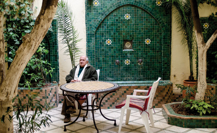 Juan Goytisolo, en el patio de su casa de Marrakech. © Ricardo Martín