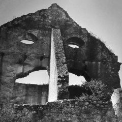 Muro en ruinas. © Herederos de Juan Rulfo