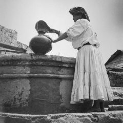 Mujer en la fuente de Tlahuitoltepec, Oaxaca, 1955. © Herederos de Juan Rulfo