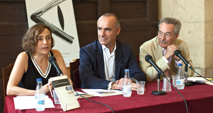 Nuria Barrios junto a los miembros del jurado Antonio Muñoz, delegado de Hábitat Urbano, Turismo y Cultura del Ayuntamiento de Sevilla, y Jacobo Cortines