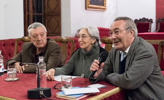 Antonio Martínez Sarrión y Clara Janés durante el diálogo inaugural con Jacobo Cortines