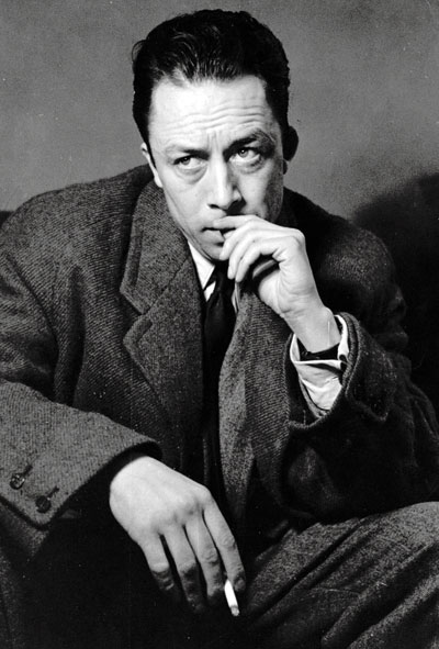 Albert Camus, durante una visita a Londres en 1952. © Kurt Hutton