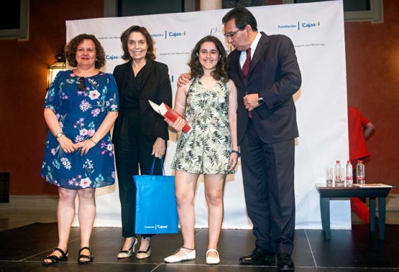 María Mañas Sáez, ganadora por la provincia de Almería, junto a su profesora Fuensanta Sáez, del IES Turaniana de Roquetas de Mar.