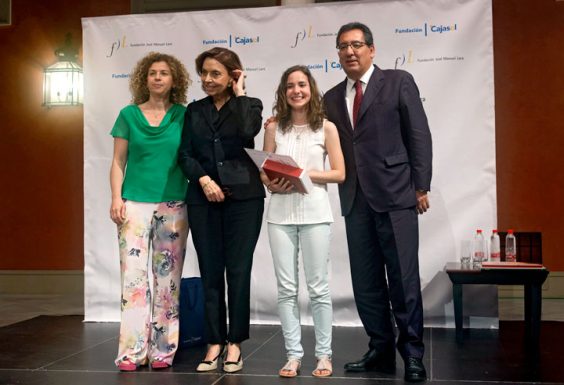 Lucía Luque Gallardo, del IES La Pandera de Los Villares, ganadora de la provincia de Jaén, junto a su profesora María José Higueras.
