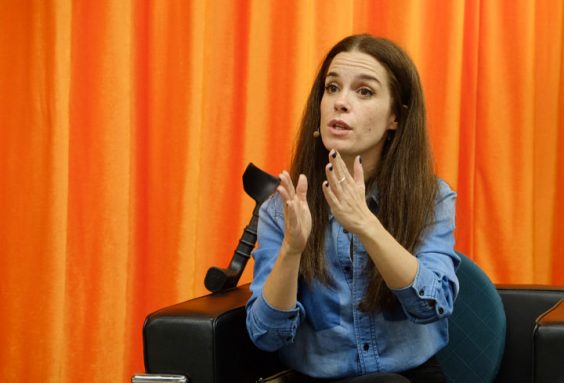 Nuria Gago durante su intervención en CaixaForum Sevilla. © LUIS SERRANO