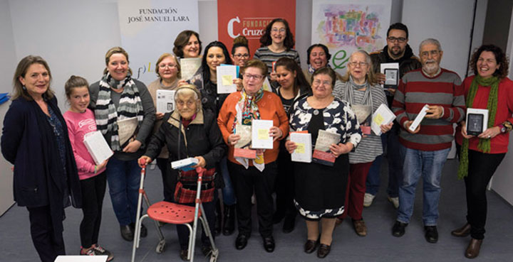 El club de lectura ‘Experiencias’ se reúne en Las Tres Mil Viviendas de Sevilla.