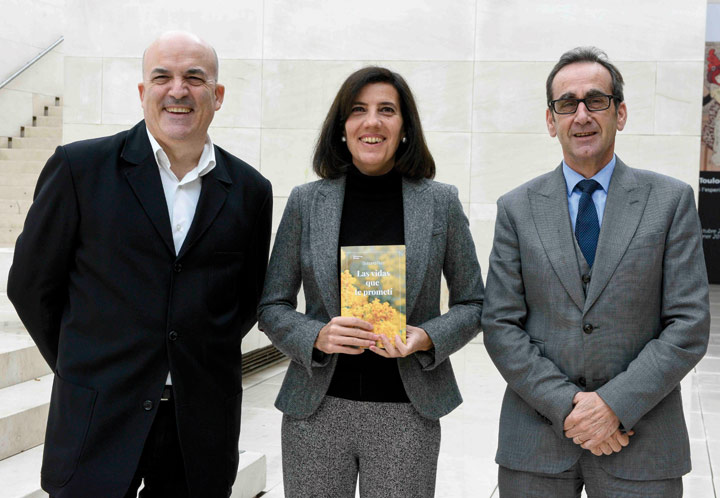 De izquierda a derecha, el director de Plataforma Editorial, Jordi Nadal, la escritora Susana Rizo, ganadora del premio Feel Good, y el director de CaixaForum Barcelona, Valentí Farràs.